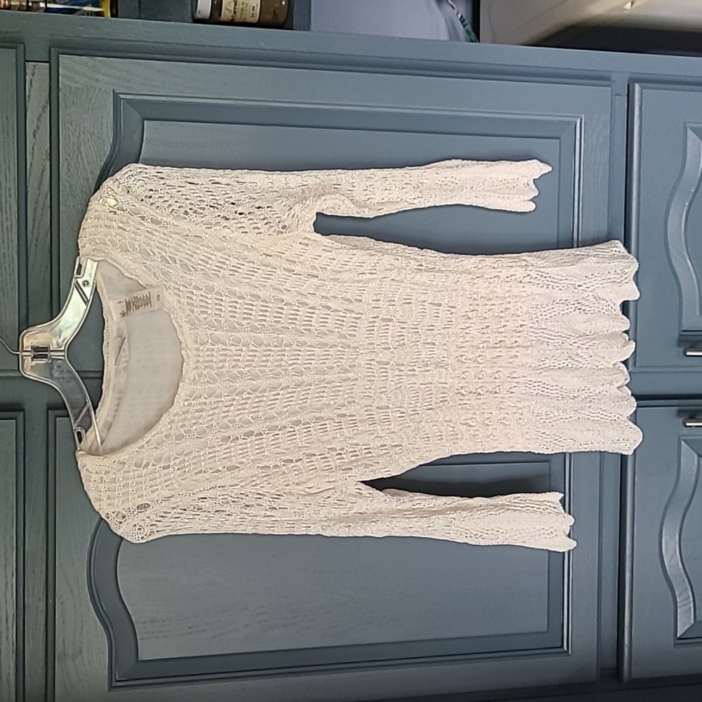 Like new fine crochet top with lining. Pics don't do it justice. Scalloped edges